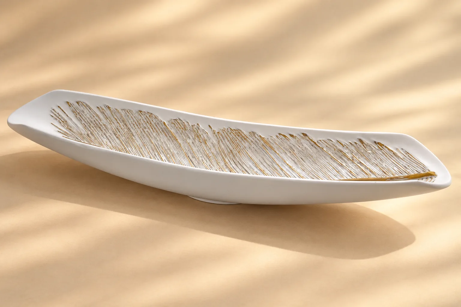 QAVERA Home white leaf dish